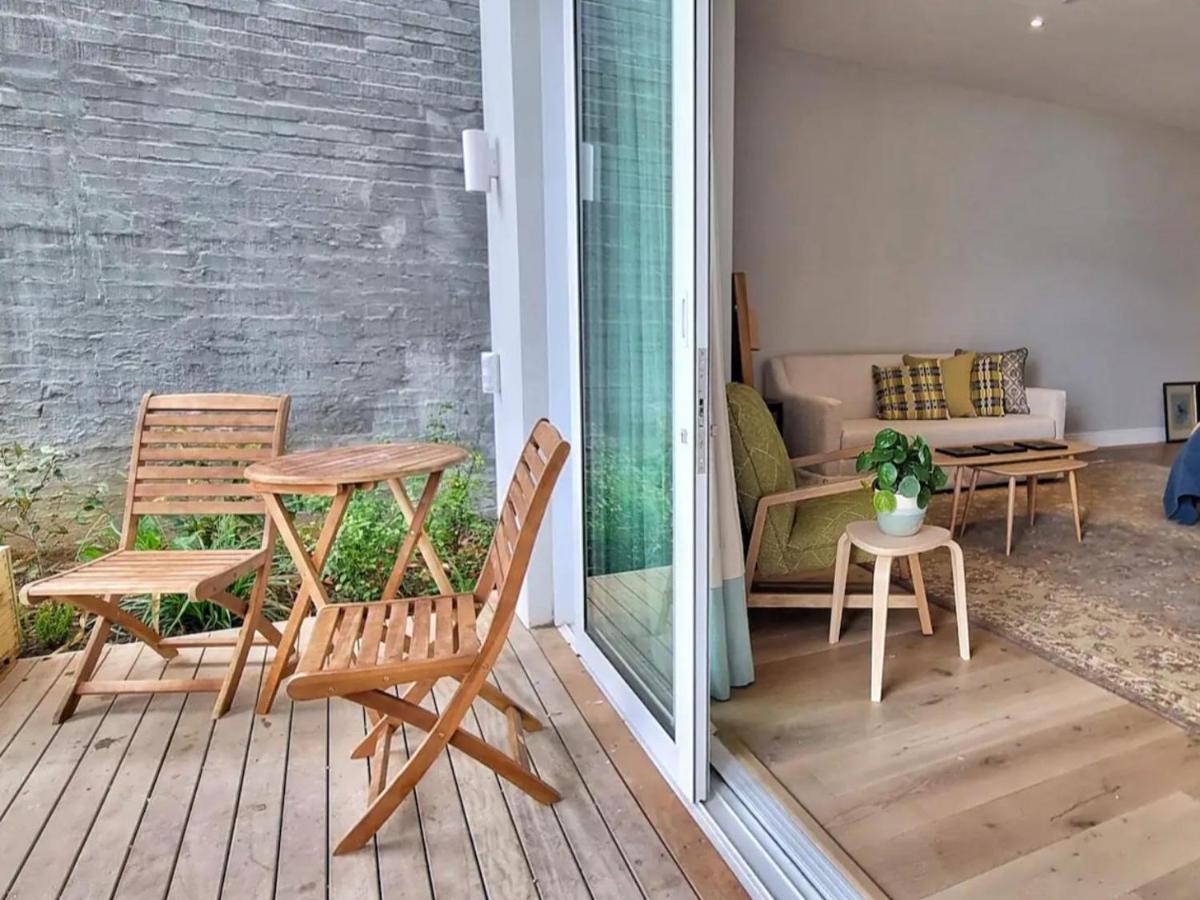 The Dragon Tree Guesthouse Калк Бей Екстериор снимка