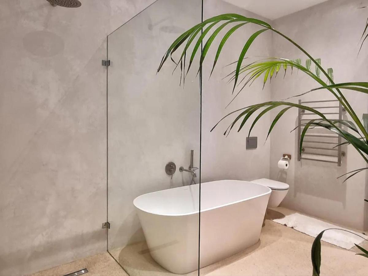 The Dragon Tree Guesthouse Калк Бей Екстериор снимка