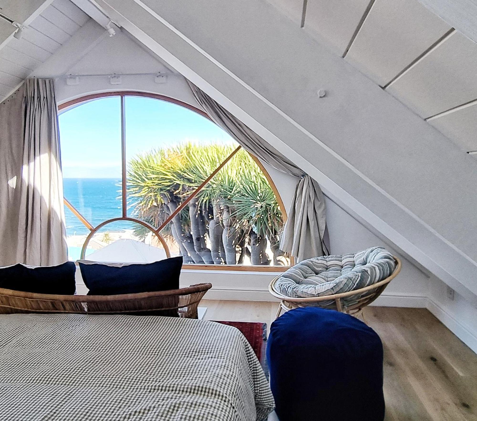 The Dragon Tree Guesthouse Калк Бей Екстериор снимка