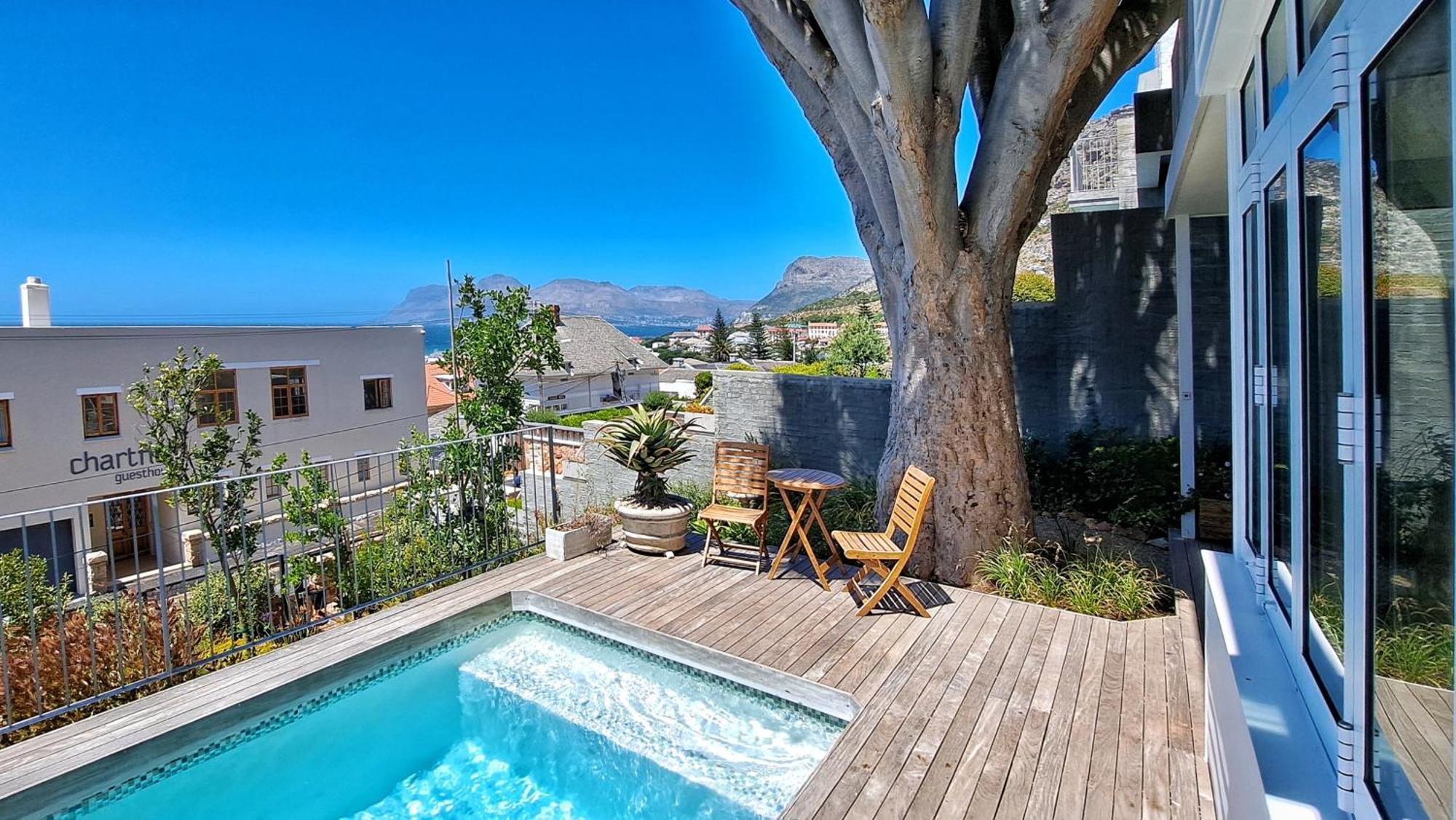 The Dragon Tree Guesthouse Калк Бей Екстериор снимка